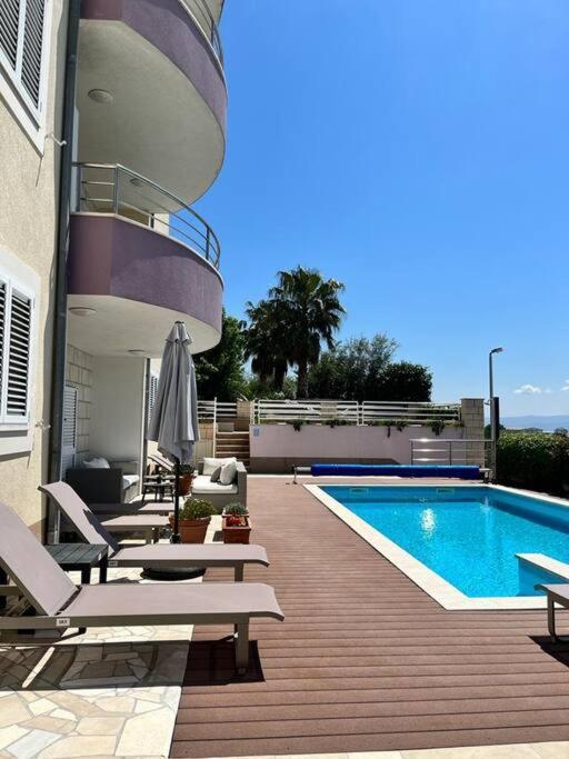 Blue Apartment With Shared Pool Split Exterior photo